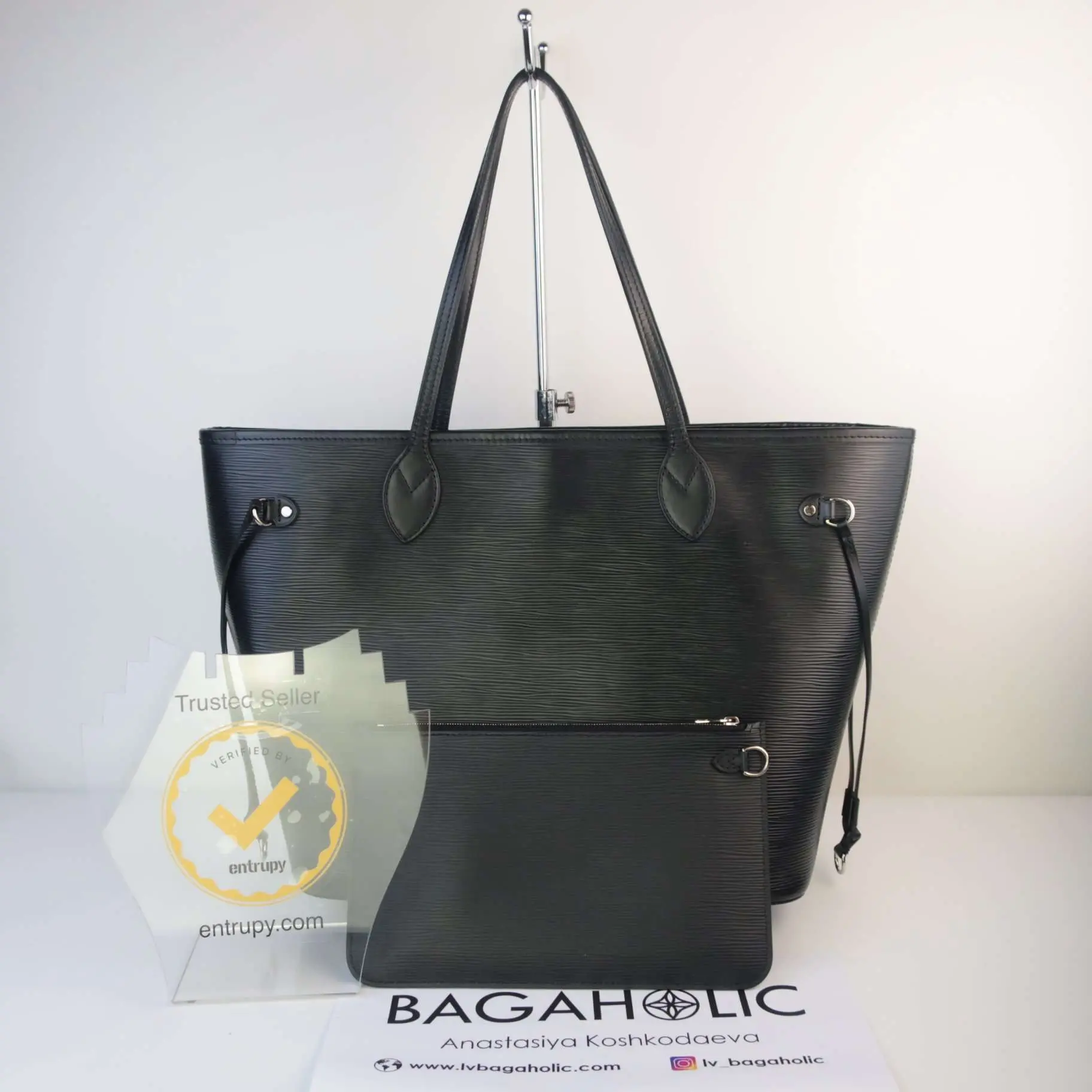 Louis Vuitton Black Epi Leather Neverfull MM Bag With Pouch - Image 4