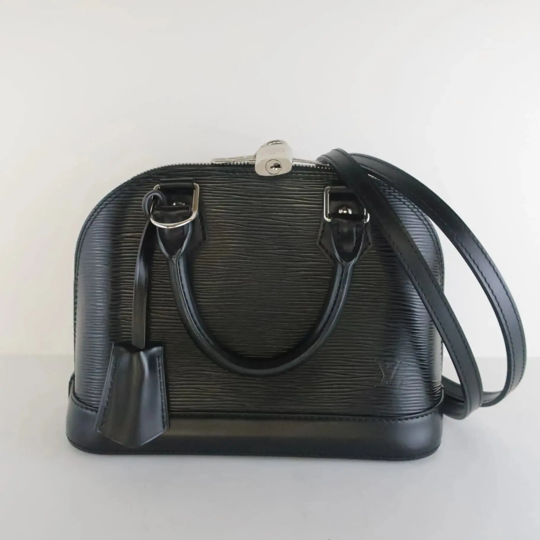Louis Vuitton Black Noir Epi Alma BB Crossbody Bag - Image 4