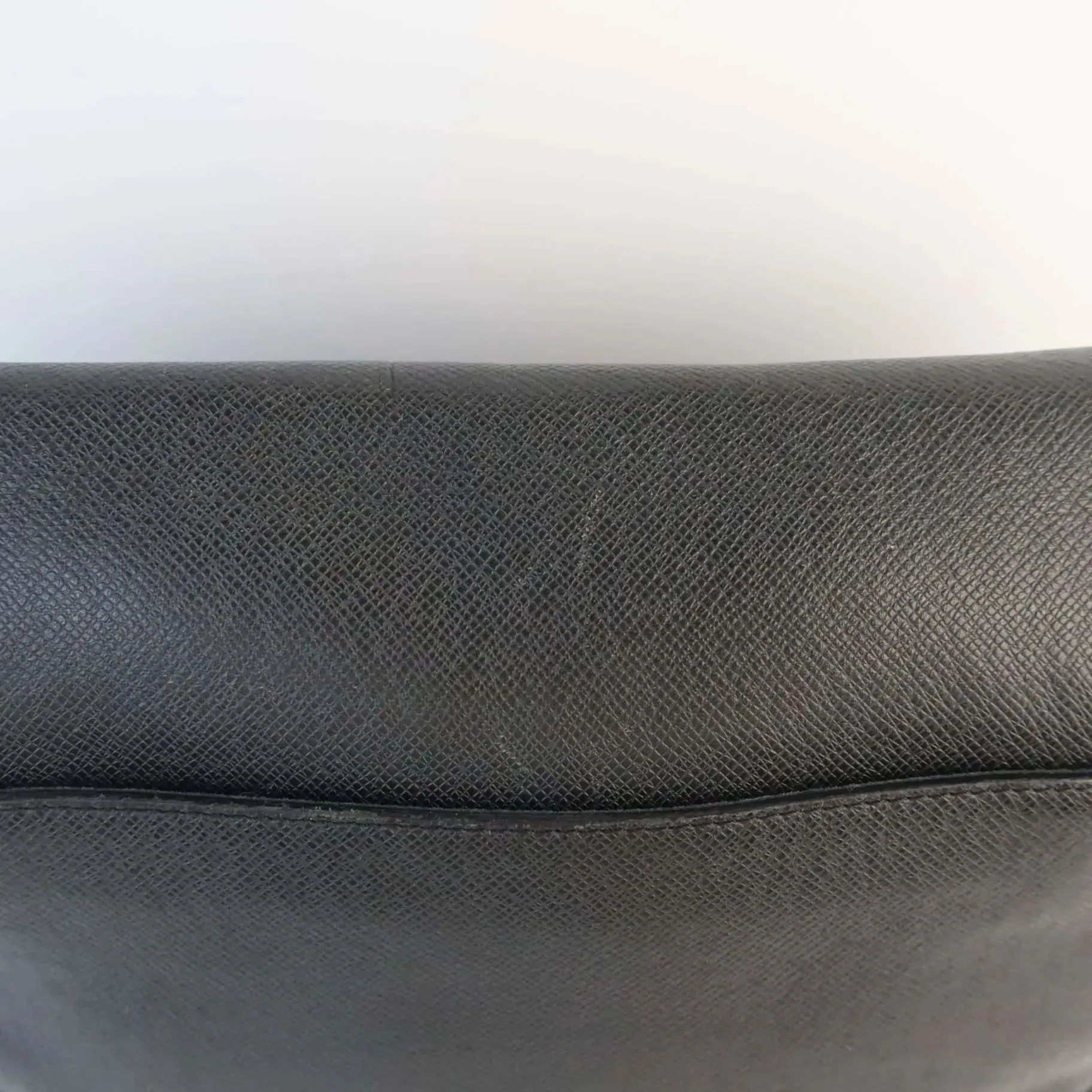 Louis Vuitton Black Taiga Roman MM Messenger Bag - Image 6
