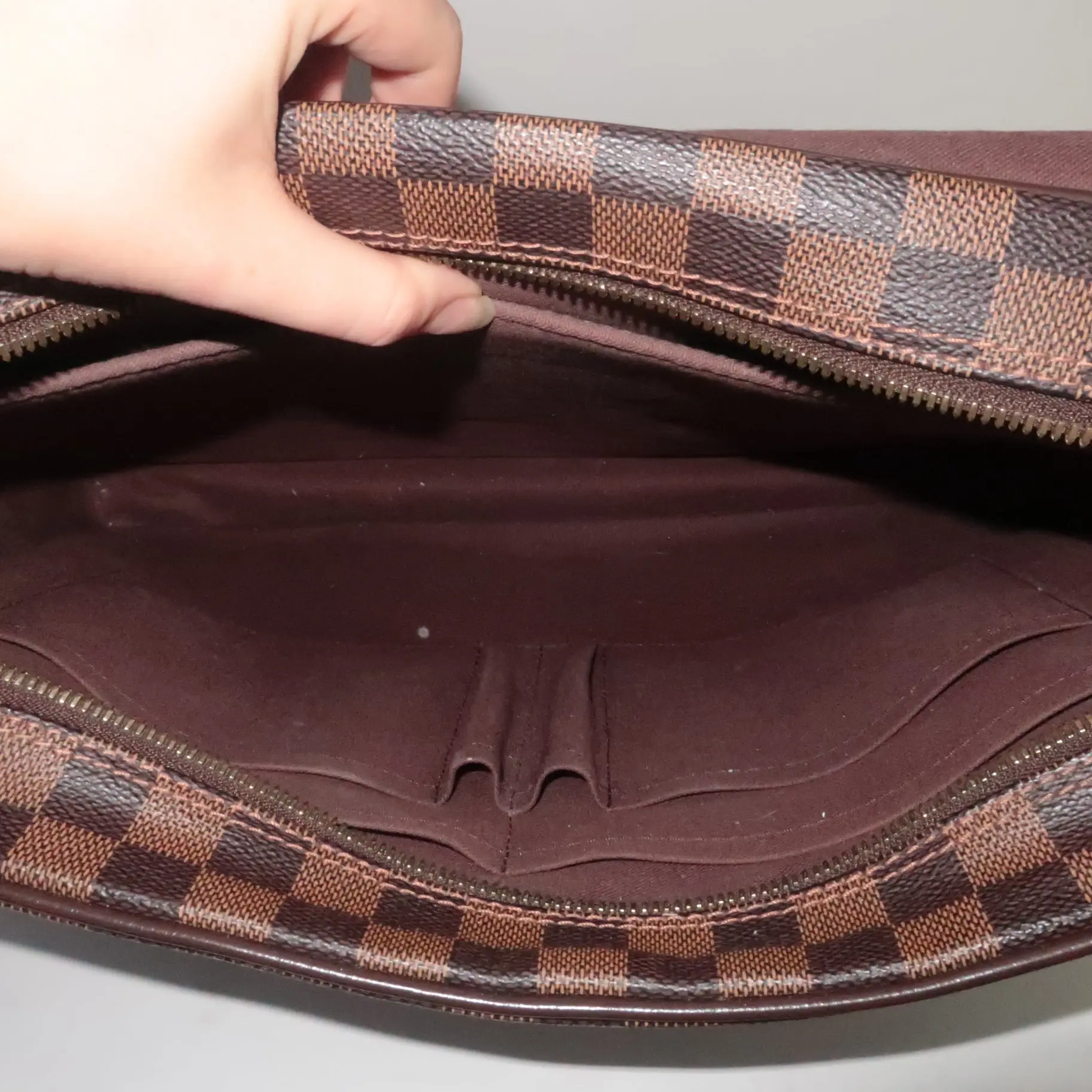Louis Vuitton Damier Ebene Shelton GM Bag - Image 8