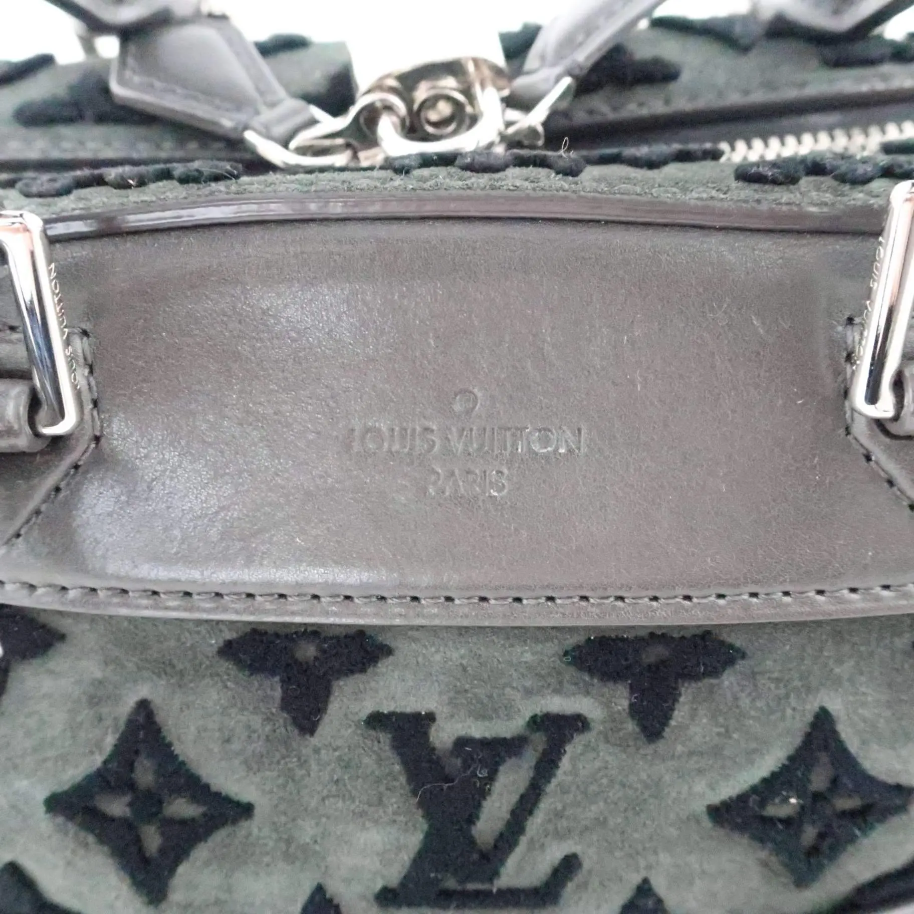 Louis Vuitton Limited Edition Gris Suede Monogram Tuffetage Deauville Cube Bag - Image 17