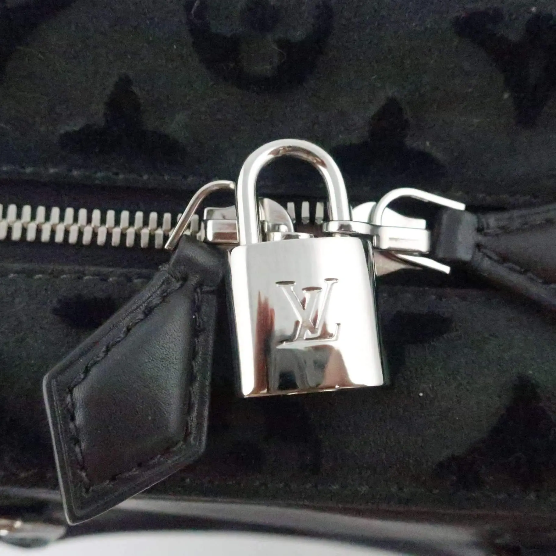 Louis Vuitton Limited Edition Gris Suede Monogram Tuffetage Deauville Cube Bag - Image 18