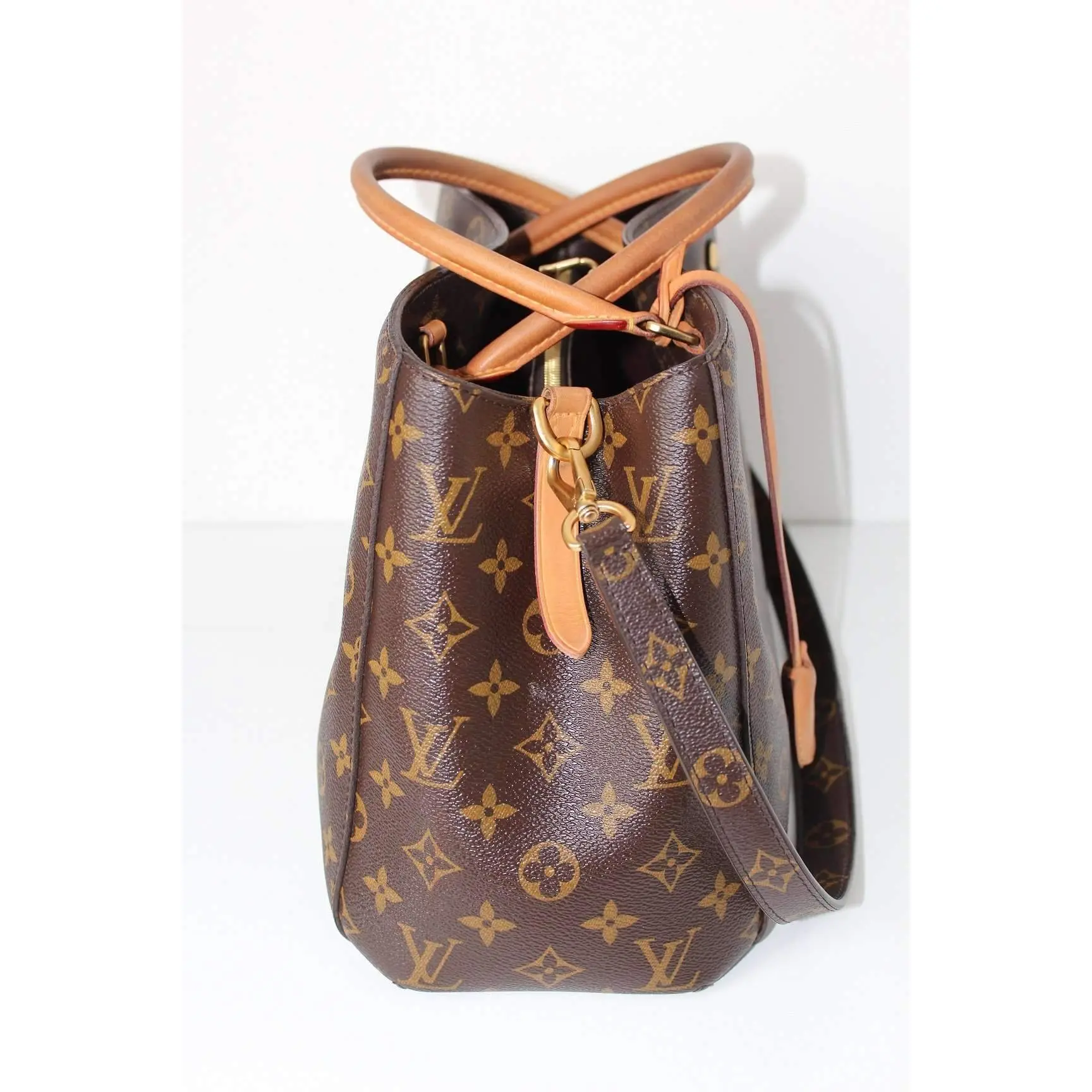 Louis Vuitton Montaigne MM Monogram Bag - Image 4